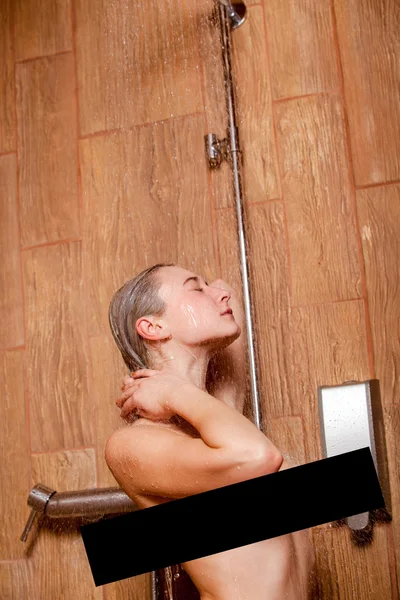 Mooie vrouw in de douche. Met de ogen gesloten — Stockfoto