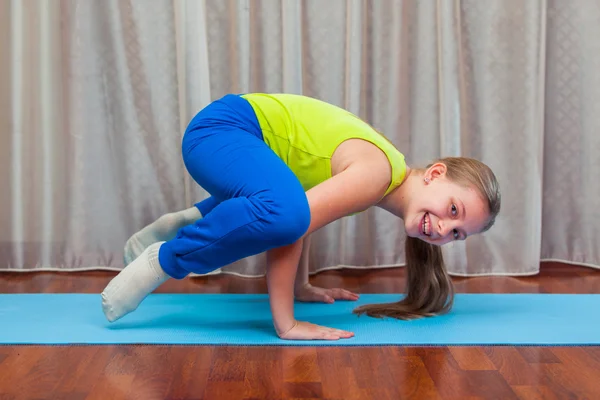 Kebugaran. olahraga, pelatihan dan konsep gaya hidup Anak-anak melakukan latihan di atas tikar di rumah . — Stok Foto