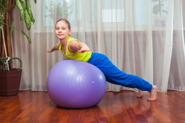 Child  with  on the ball for fittnesa at home — Φωτογραφία Αρχείου