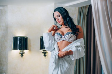 Beyaz bornoz yatak evde güzel genç kadın