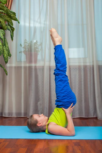 Kid doing fitness exercises — Stock Photo, Image