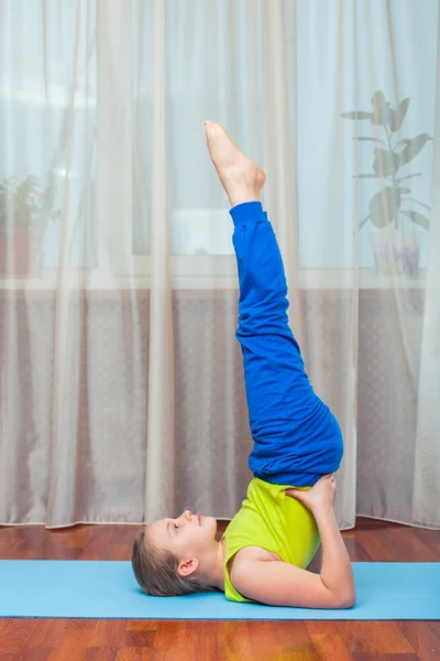 Enfant faisant des exercices de fitness — Photo