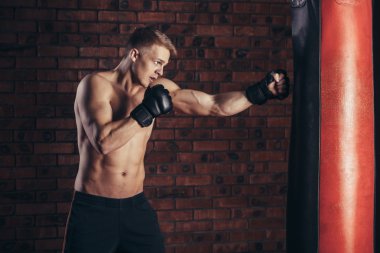 Spor salonunda boksör eğitimi..