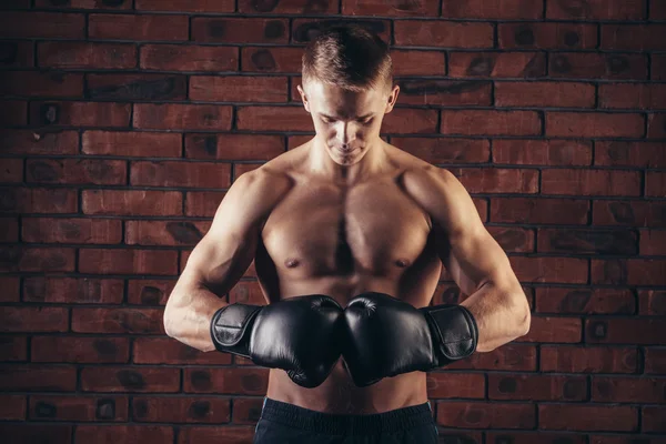 Portrait of mma fighter in boxing pose against brick wall — Stock Photo, Image