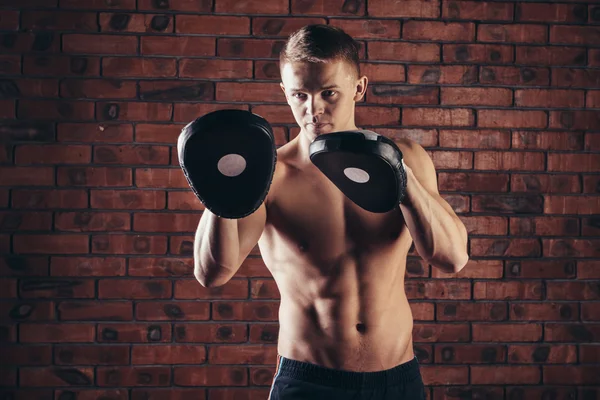 Retrato de luchador mma en pose de boxeo contra pared de ladrillo — Foto de Stock