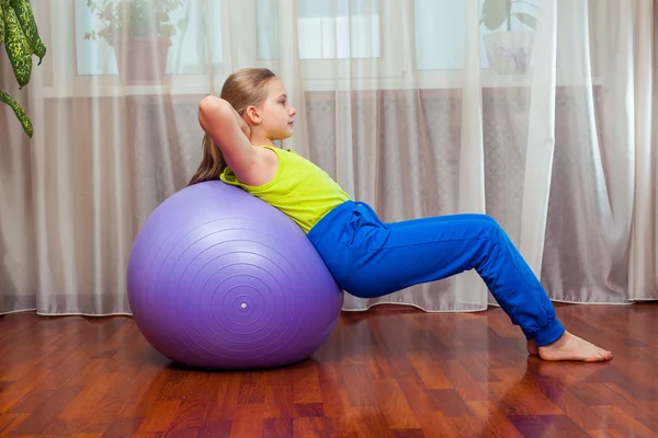 Kind mit am Ball für fittnesa zu Hause — Stockfoto