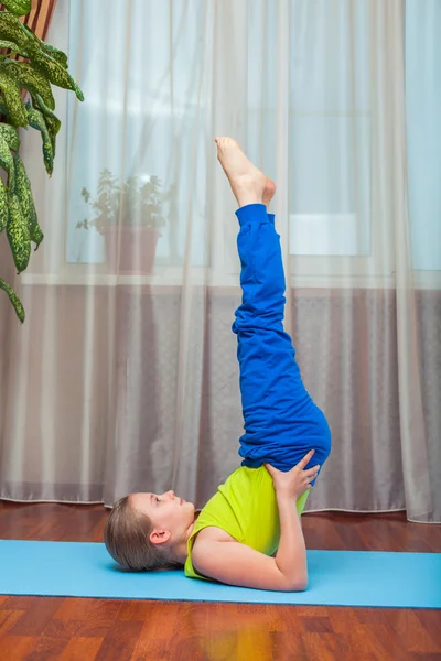 Ребенок делает упражнения — стоковое фото