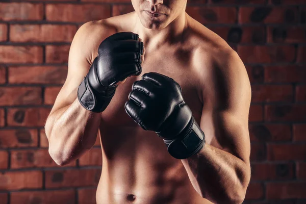 Ritratto di mma combattente in posa boxe contro muro di mattoni — Foto Stock