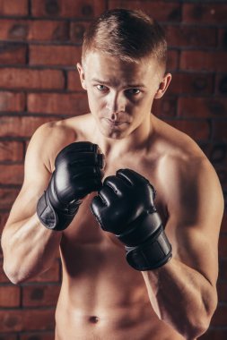 mma savaşçı boksta portre duvara karşı