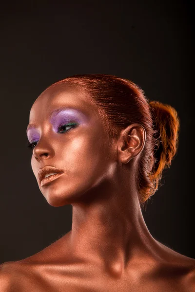 O Gilt. Golden Womans Face Closeup. Maquilhagem Futurista Dourada. Bronze de pele pintado . — Fotografia de Stock