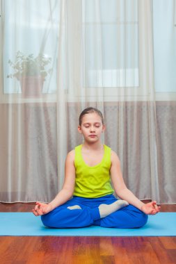 Çocuk Fitness egzersizleri yapıyor