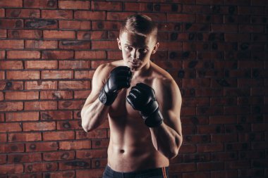 mma savaşçı boksta portre duvara karşı