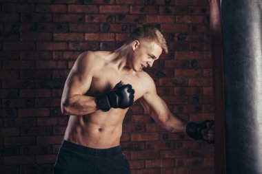 Spor salonunda boksör eğitimi..