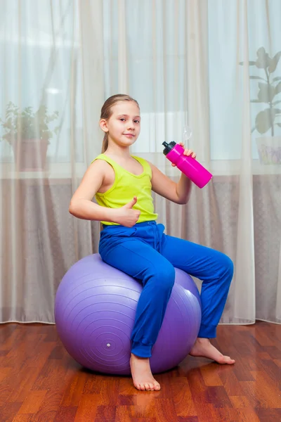 Child  with  on the ball for fittnesa at home — Stockfoto