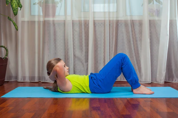 Criança fazendo exercícios de fitness — Fotografia de Stock