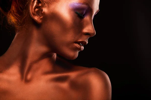 Gilt. Golden Womans Face Closeup. Futuristic Gilded Make-up. Painted Skin bronze. — Stock fotografie