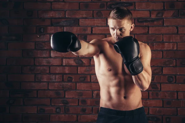 Porträt einer Kämpferin in Boxerpose gegen Ziegelmauer — Stockfoto