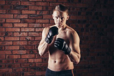 mma savaşçı boksta portre duvara karşı