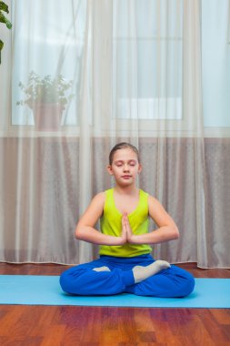 Çocuk Fitness egzersizleri yapıyor