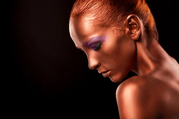 Vergoldet. Goldene Frauen in Nahaufnahme. futuristisches vergoldetes Make-up. bemalte Haut Bronze. — Stockfoto