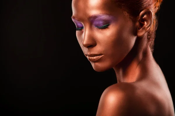 O Gilt. Golden Womans Face Closeup. Maquilhagem Futurista Dourada. Bronze de pele pintado . — Fotografia de Stock