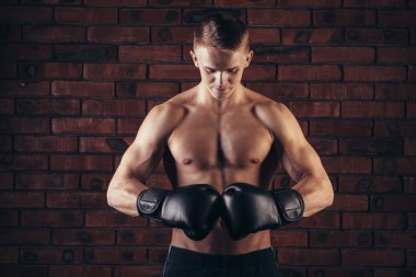 mma savaşçı boksta portre duvara karşı