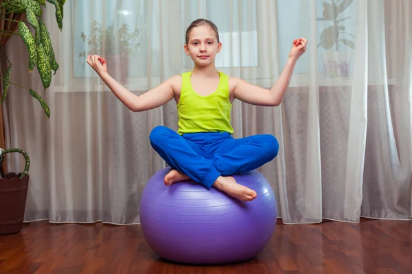 Niño con en la pelota para fittnesa en casa — Foto de Stock