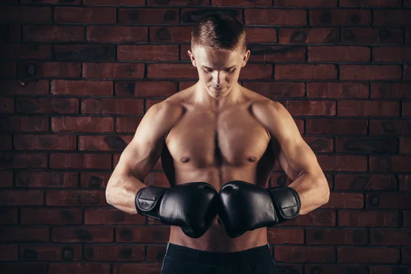 Ritratto di mma combattente in posa boxe contro muro di mattoni — Foto Stock