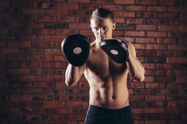 Porträtt av mma fighter i boxning utgör mot tegelvägg — Stockfoto