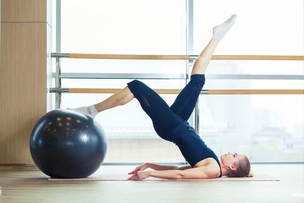 Woman on a fitness ball in  gym — Stock Photo, Image