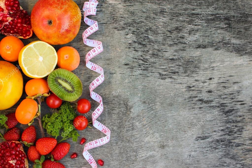 Frutas, verduras y en la cinta métrica en la dieta sobre ...