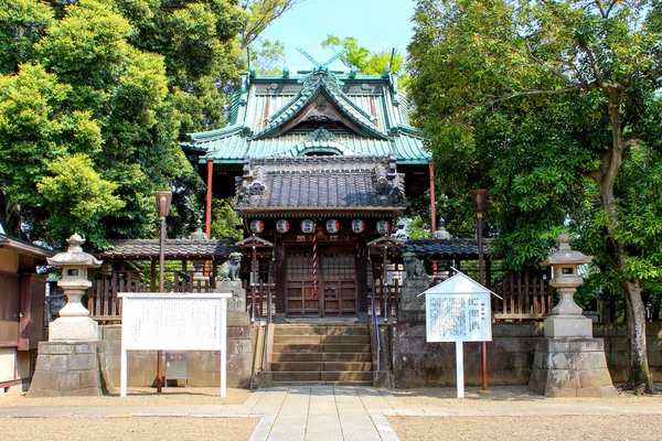 ağaçların arasında Tapınak