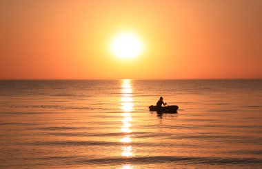 gün batımında balıkçı