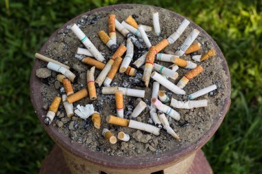 Kül tablası sigara izmariti dolu..