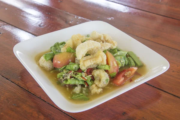 Gevrek domuz eti ile baharatlı yarda uzun fasulye salatası