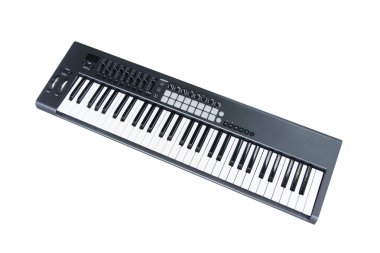 Beyaz arka plan üzerinde synthesizer klavye