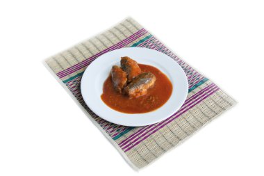 Tatami mat beyaz zemin üzerine konserve balık