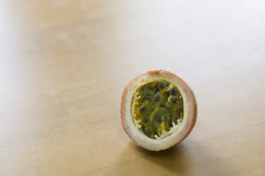 Tahta bir arka planda olgun tutku meyvesi