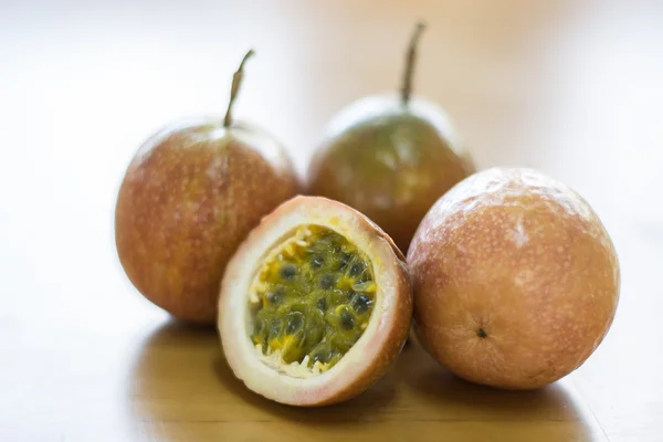 Tahta bir arka planda olgun tutku meyvesi.