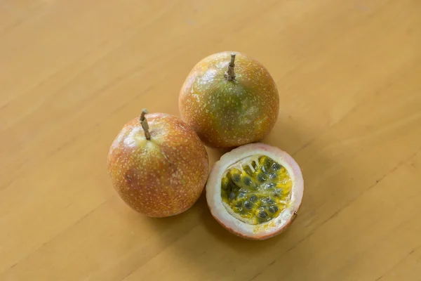 Ripe passion fruit on a wooden background — Stock Photo, Image