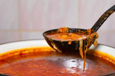 Sobanın üstünde kırmızı bir pancar çorbası. Rus ve Ukrayna çorbası.