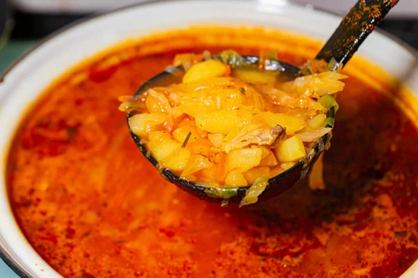 Sobanın üstünde kırmızı bir pancar çorbası. Rus ve Ukrayna çorbası.