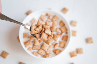 Beyaz beton arka planda sütlü kahvaltı gevreği. Yüksek kalite fotoğraf