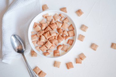 Beyaz beton arka planda sütlü kahvaltı gevreği. Yüksek kalite fotoğraf