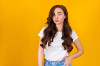 Sarı arka planda güzel esmer kız. 