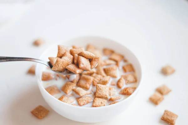 Torr Frukost Spannmål Kuddar Med Mjölk Vit Betong Bakgrund Högkvalitativt — Stockfoto