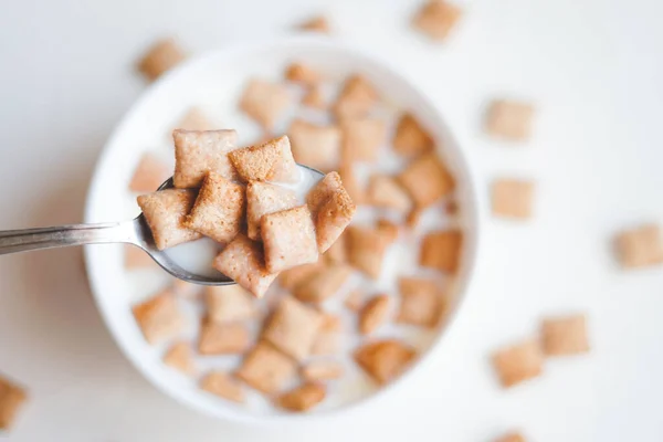 Beyaz beton arka planda sütlü kahvaltı gevreği. Yüksek kalite fotoğraf