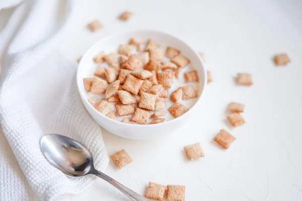 Trockene Frühstückscerealien Mit Milch Auf Weißem Betongrund Hochwertiges Foto — Stockfoto