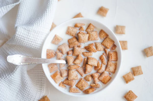 Torr Frukost Spannmål Kuddar Med Mjölk Vit Betong Bakgrund Högkvalitativt — Stockfoto