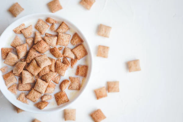 Cuscinetti Cereali Colazione Asciutti Con Latte Uno Sfondo Cemento Bianco — Foto Stock